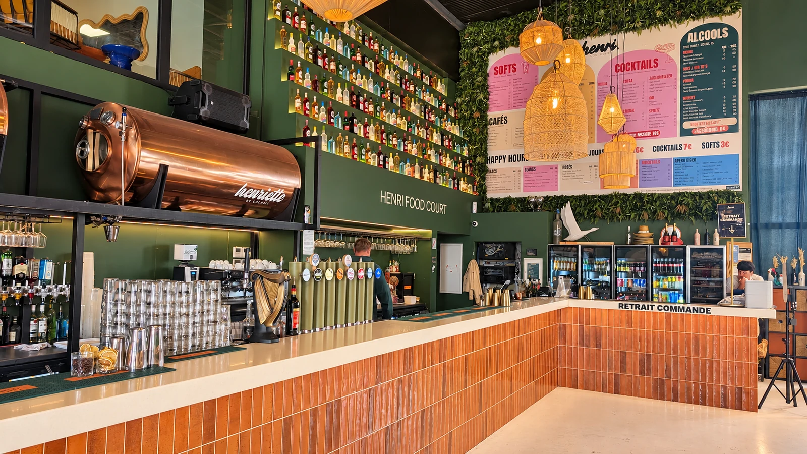 Le grand comptoir du bar Henri Food Court, avec ses suspensions et son espace café au rez-de-chaussée.