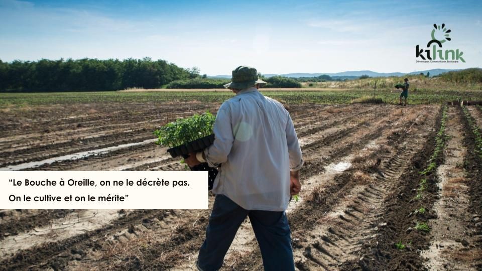 Deux personnes cultivant des légumes dans un champ, avec une citation sur le bouche-à-oreille.