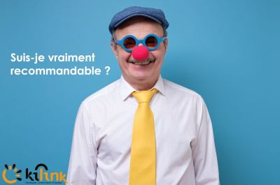 Homme âgé souriant en costume blanc, cravate jaune, chapeau bleu, lunettes rondes et nez de clown, avec texte 'Suis-je vraiment recommandable?' sur fond bleu.