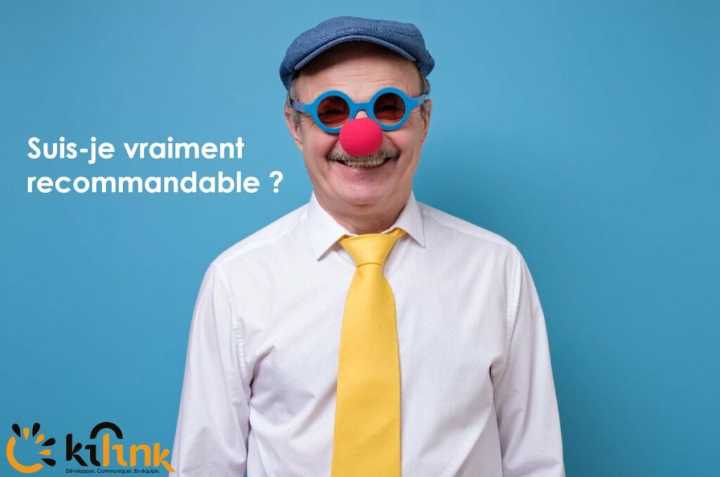 Homme souriant avec des lunettes fantaisie et un nez rouge de clown, illustrant la différence entre image perçue et image souhaitée en communication.