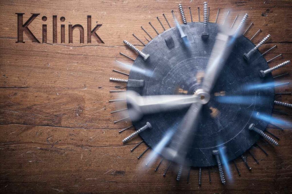 Mécanisme d’horloge en mouvement avec des vis et le mot Kilink gravé dans le bois, symbolisant le temps et les outils